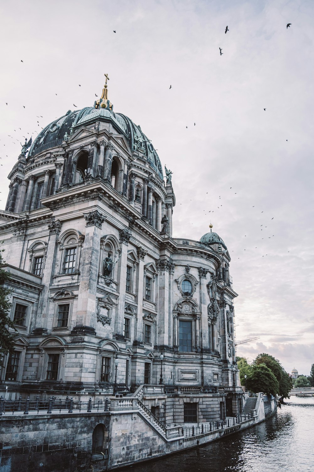 ein großes Gebäude neben einem Gewässer