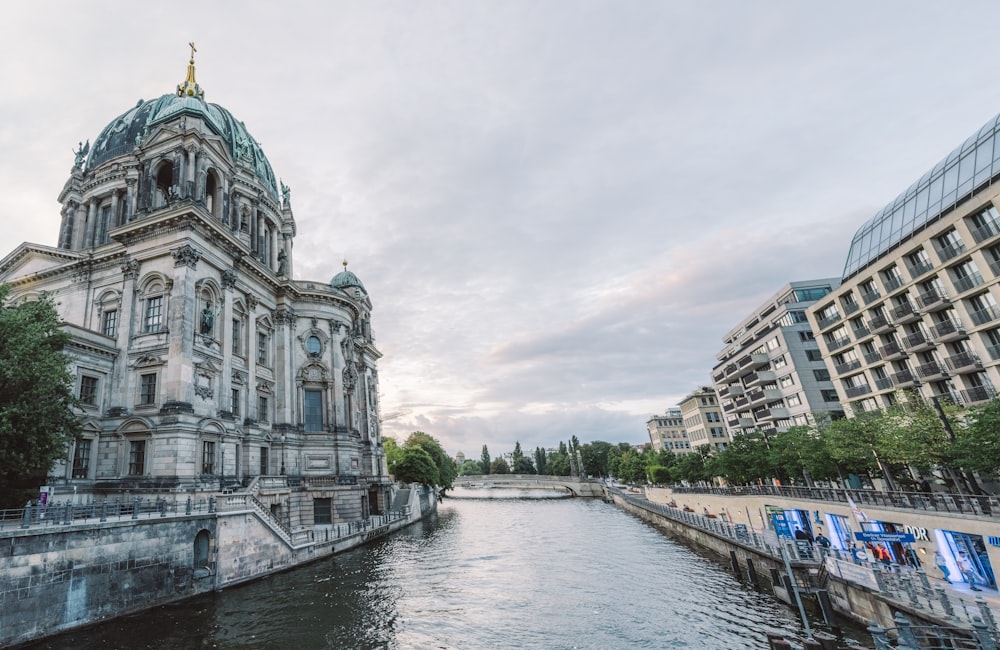 Un río que atraviesa una ciudad junto a edificios altos