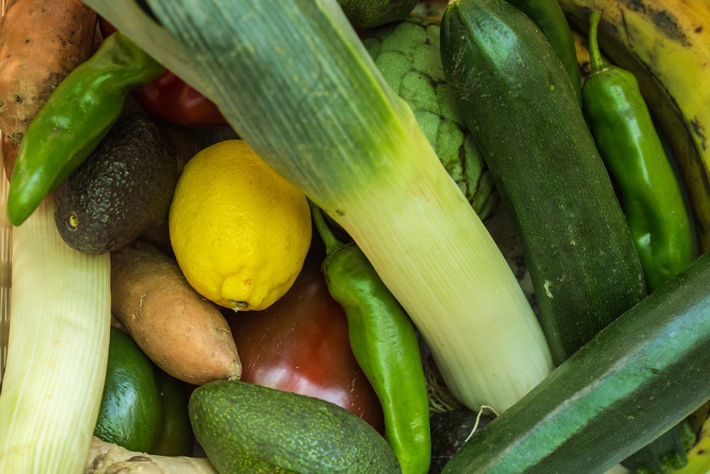 gelbe und grüne Gurke und rote Tomate