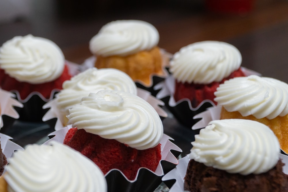 weiße und rote Cupcakes auf weißem und rotem Keramikteller