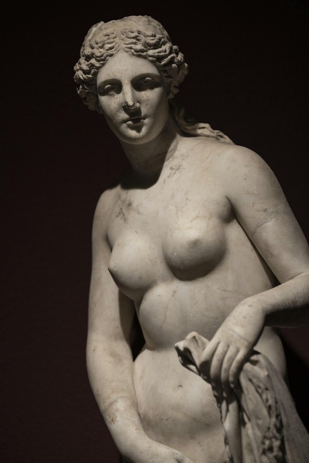 femme aux seins nus avec fond noir