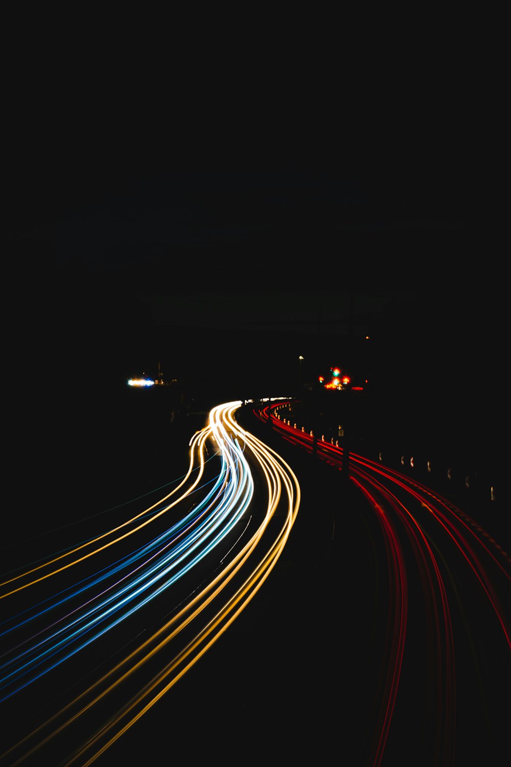 Fotografía de lapso de tiempo de automóviles en la carretera durante la noche