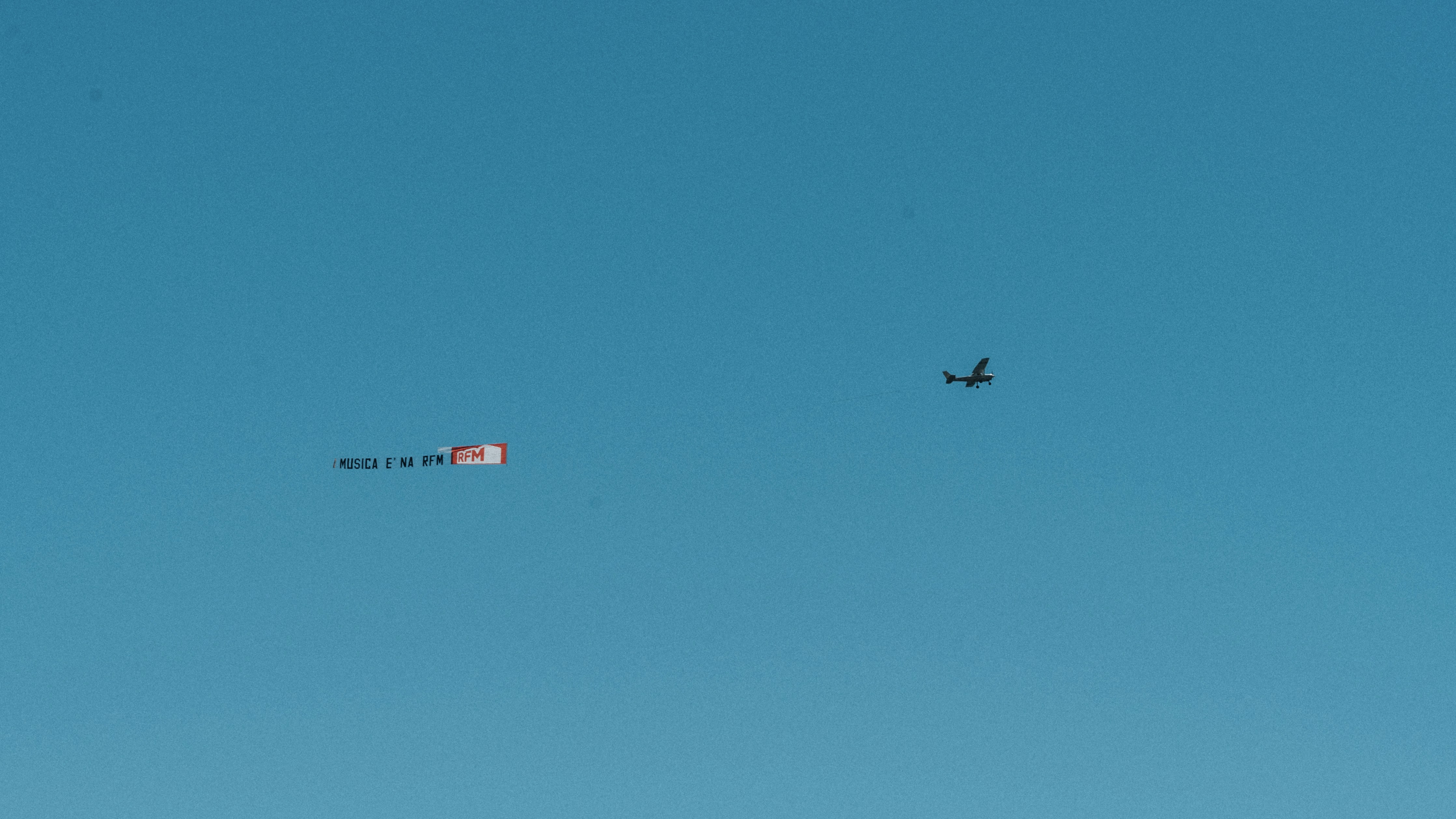 낮 동안 푸른 하늘 아래 공중에 떠 있는 비행기