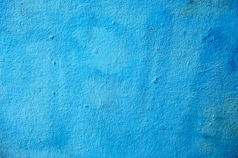 rot und blau gestrichene Wand