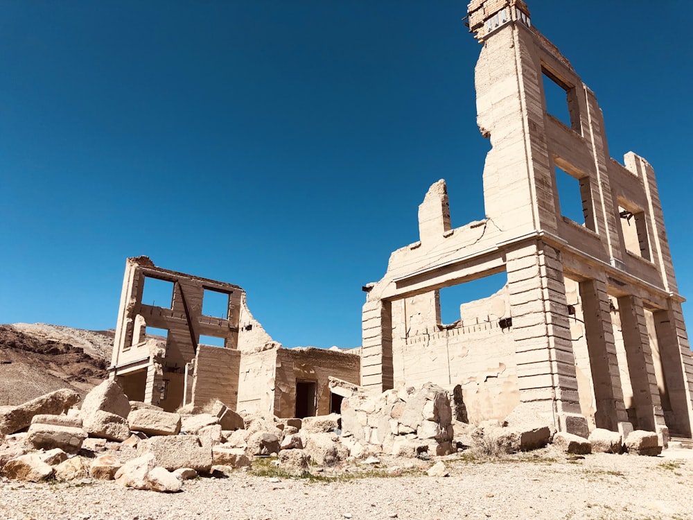 Edificio de hormigón marrón bajo el cielo azul durante el día