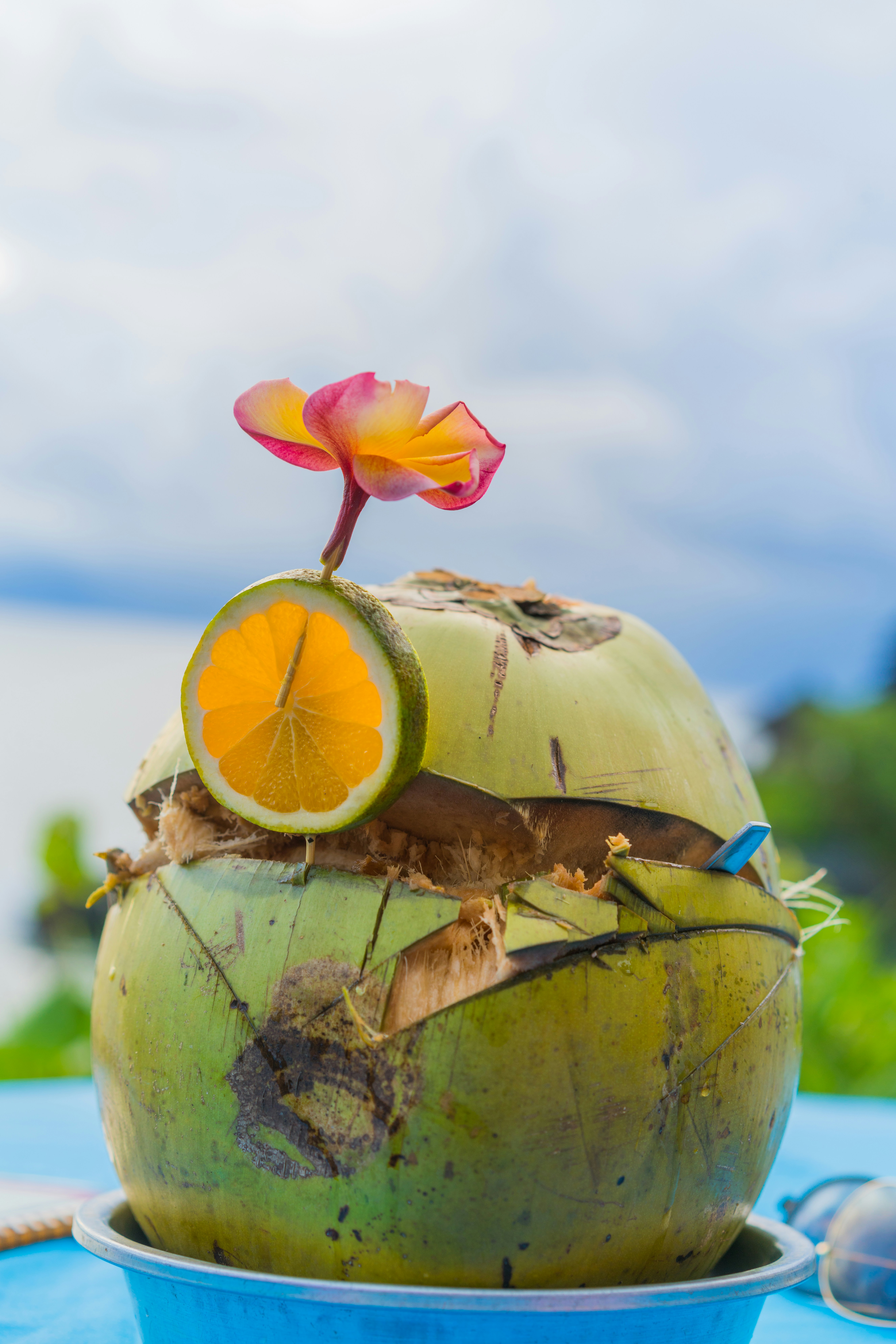 Fruta de limón amarillo en palo de madera marrón