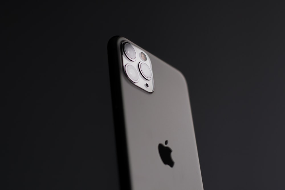 iPhone 5S plateado sobre superficie negra