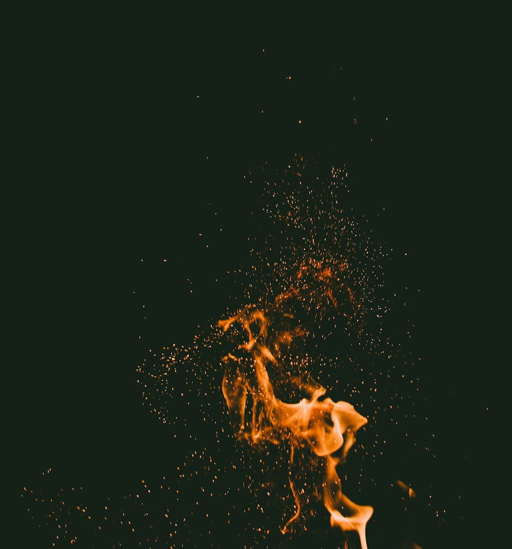 fuoco nel cielo durante la notte