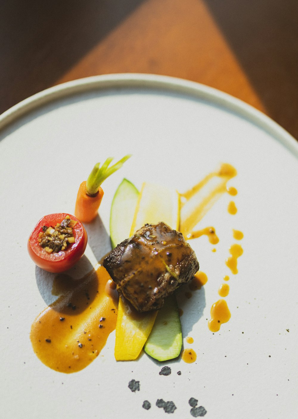 Alimentos cocinados en plato de cerámica blanca