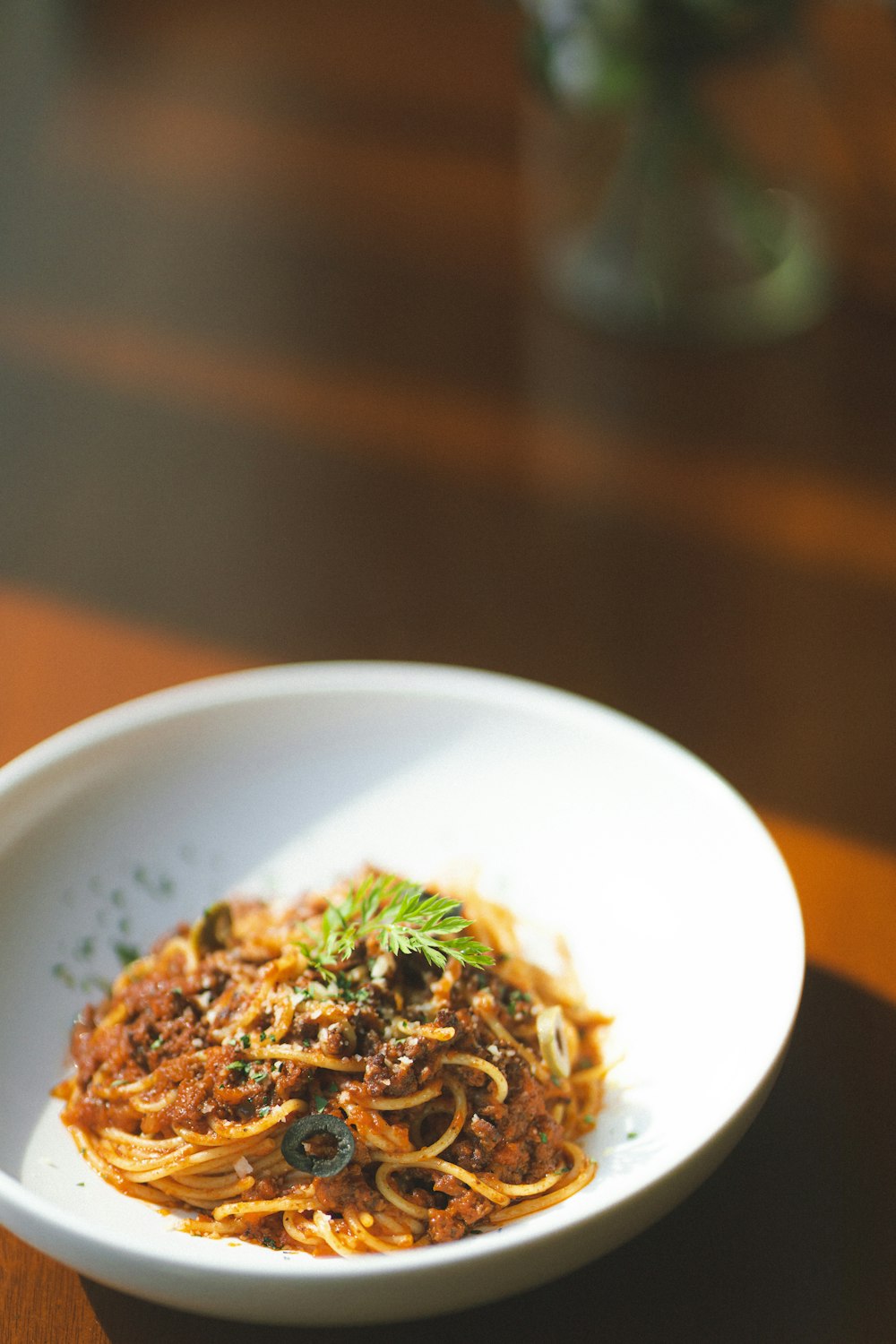 Plato de pasta en cuenco de cerámica blanca