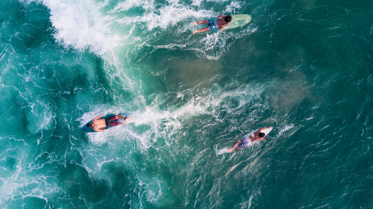 Surfeurs dans les vagues à Bali