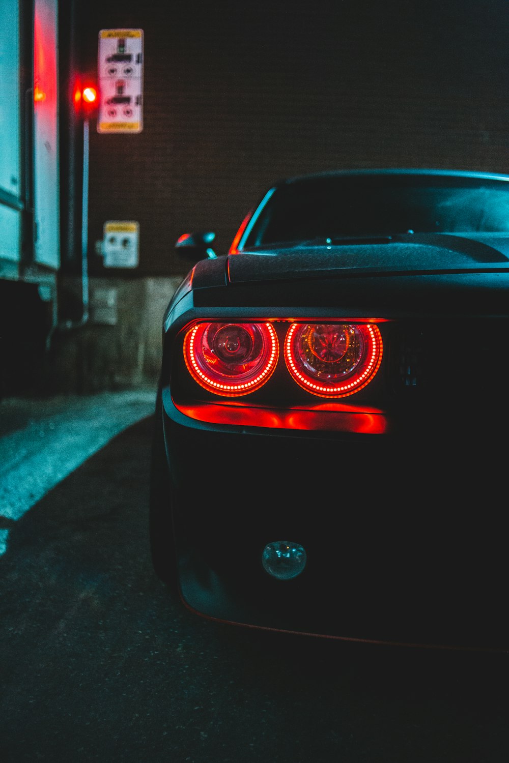 schwarzes Auto mit rotem Licht