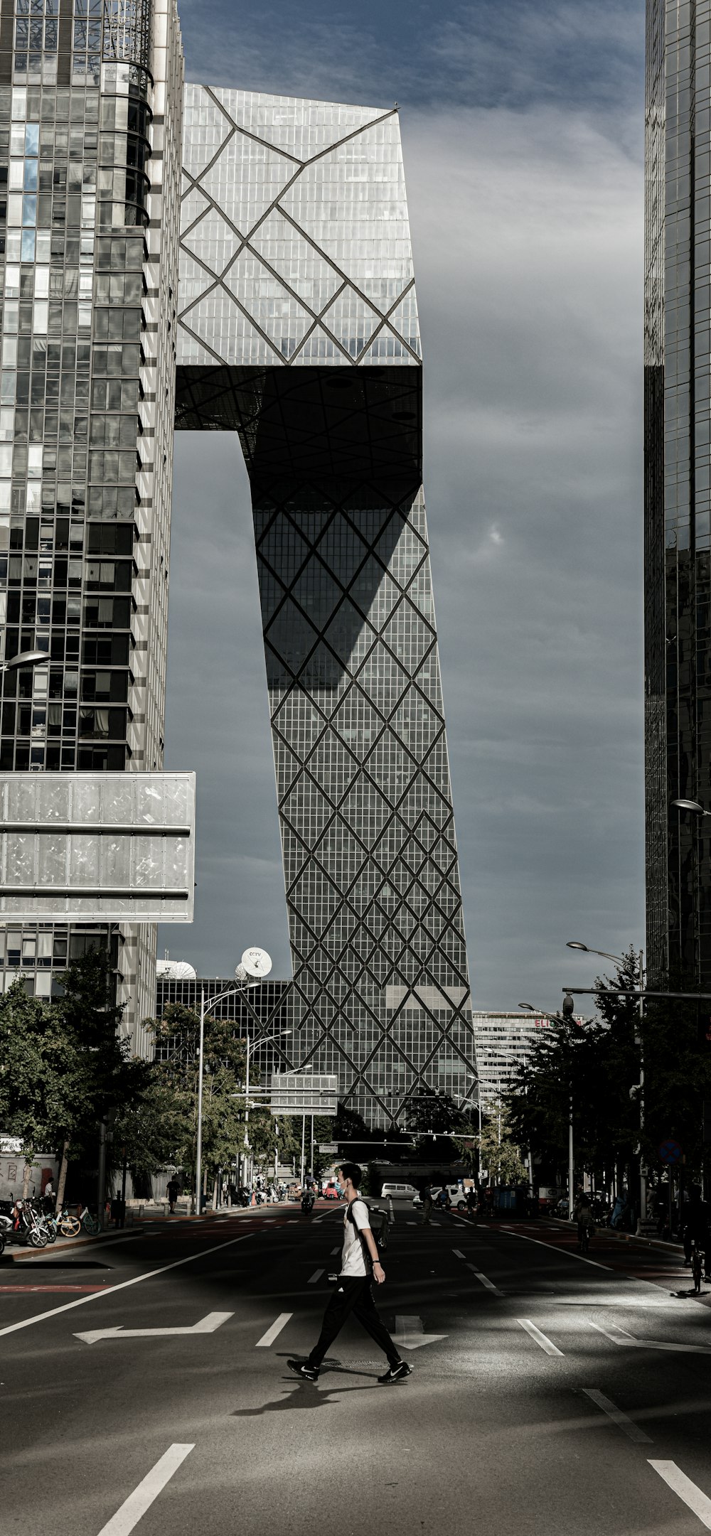edifício de concreto cinza sob o céu cinza