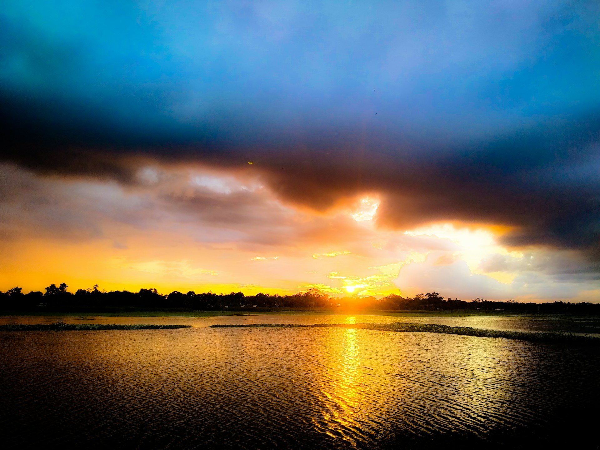 A stunning view of the Araruama lagoon at sunset, showcasing the tranquil waters and surrounding nature.