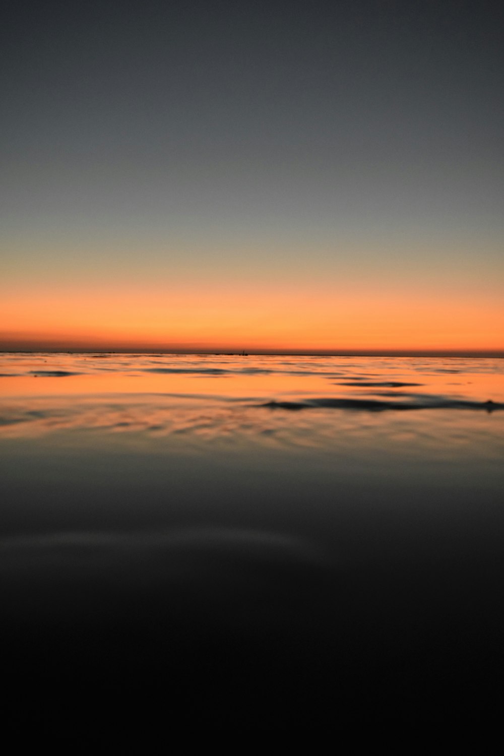 Onde dell'oceano che si infrangono sulla riva durante il tramonto