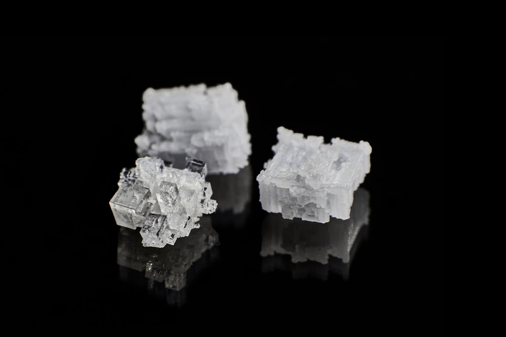 weißer und grauer Kristallstein