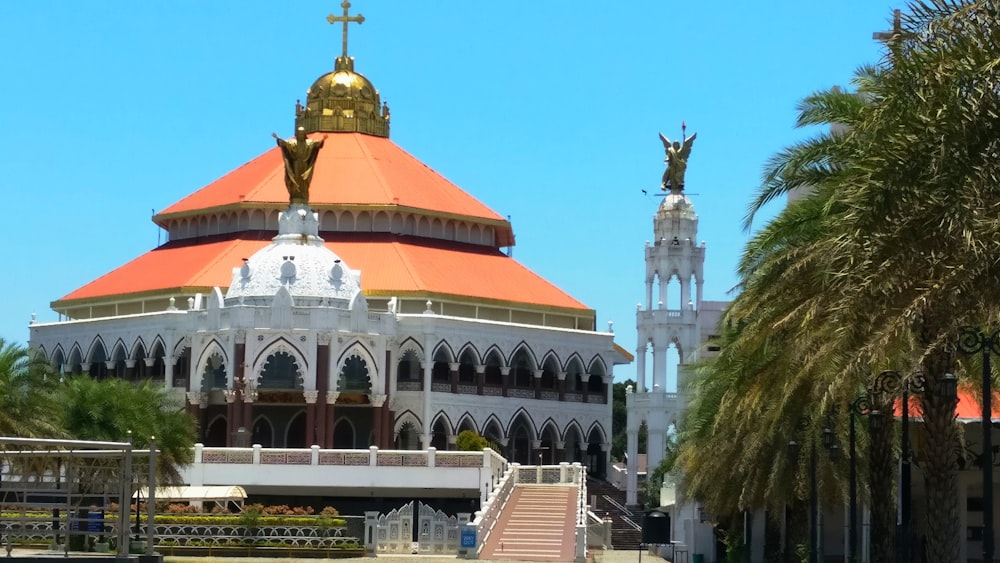 edifício de concreto branco e marrom