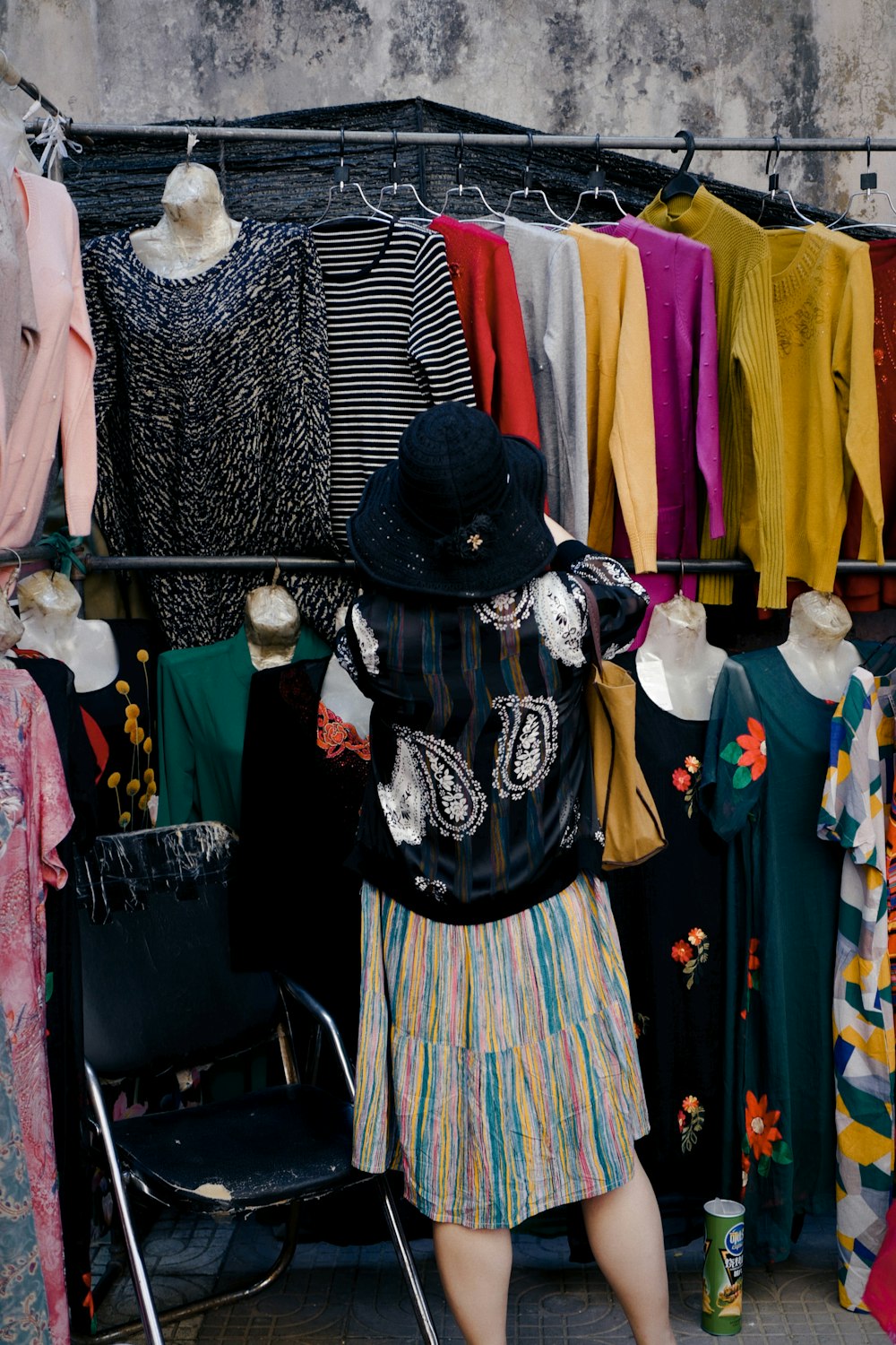 vestido tradicional de mujer en blanco y negro