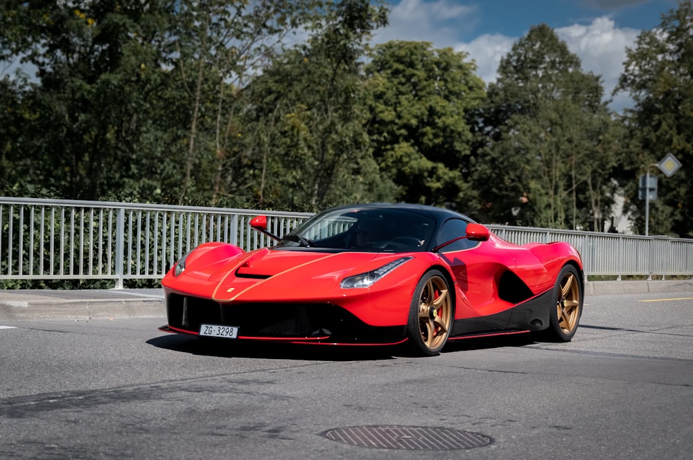 Roter Ferrari 458 Italia tagsüber unterwegs