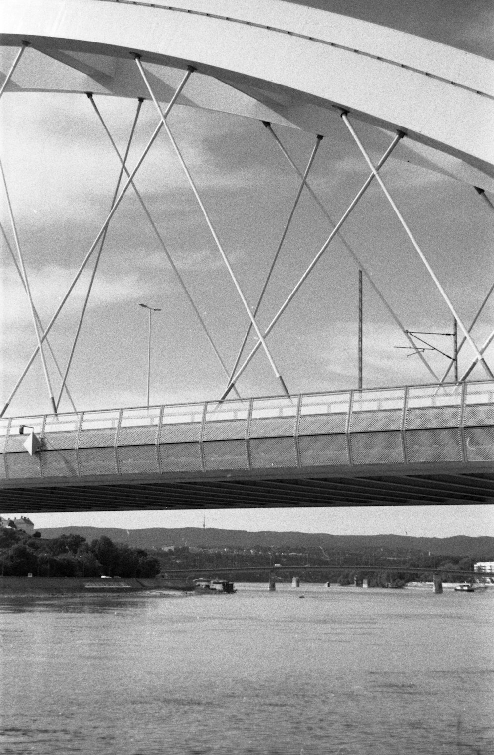 Foto en escala de grises del puente sobre el río