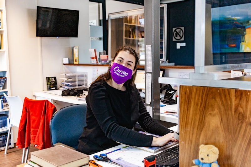 Google Maps auf einem Smartphone, lokale Suchergebnisse sichtbar