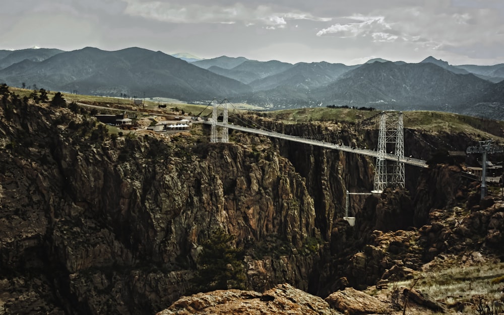 Weiße Brücke über den Berg tagsüber