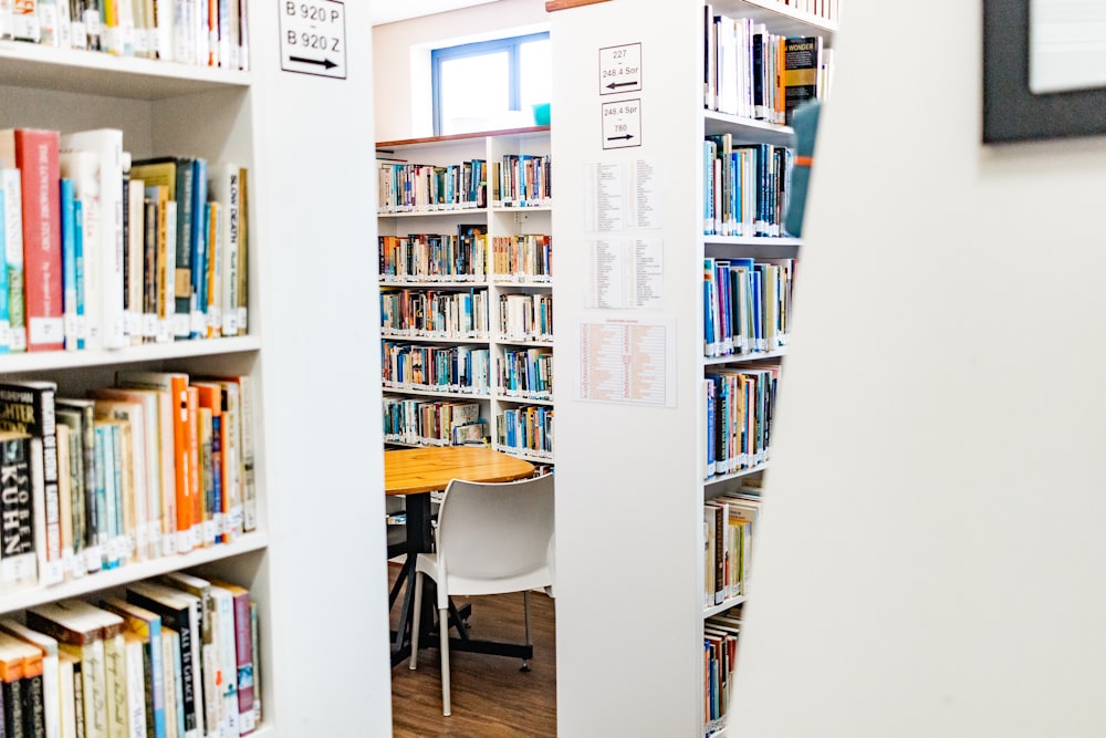 estantería de madera blanca con libros