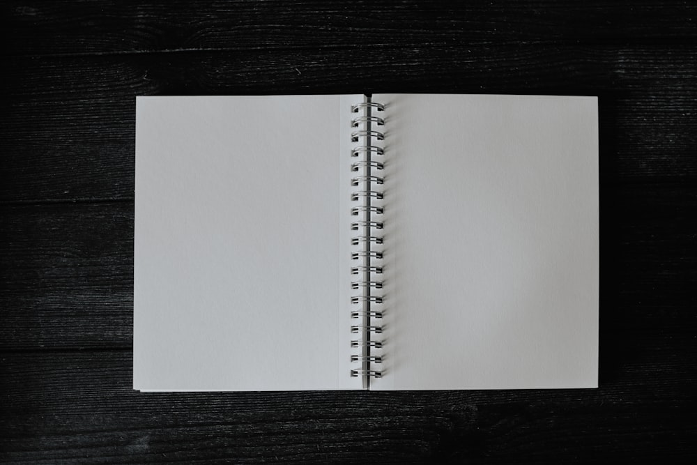 Un cuaderno abierto sobre una mesa de madera
