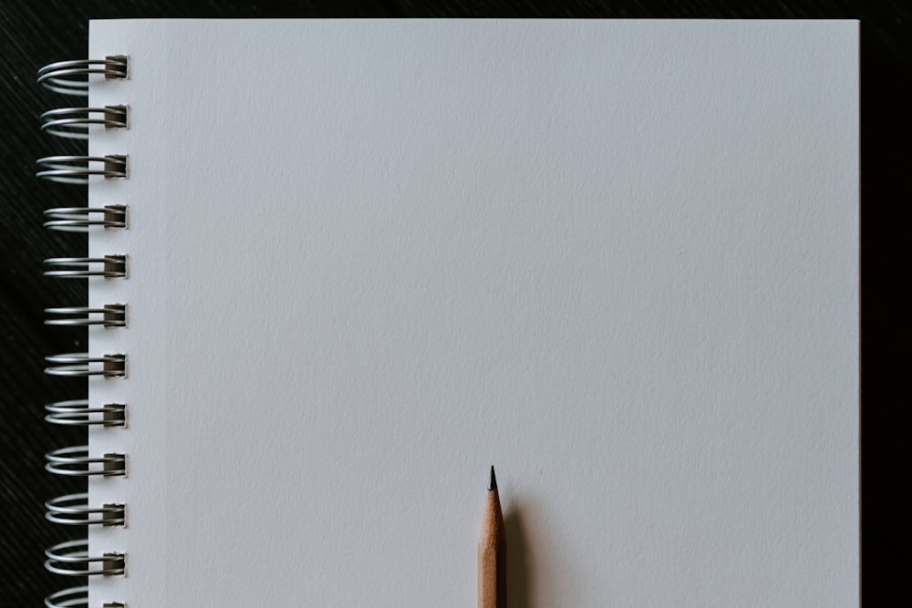 白い表面に茶色の鉛筆