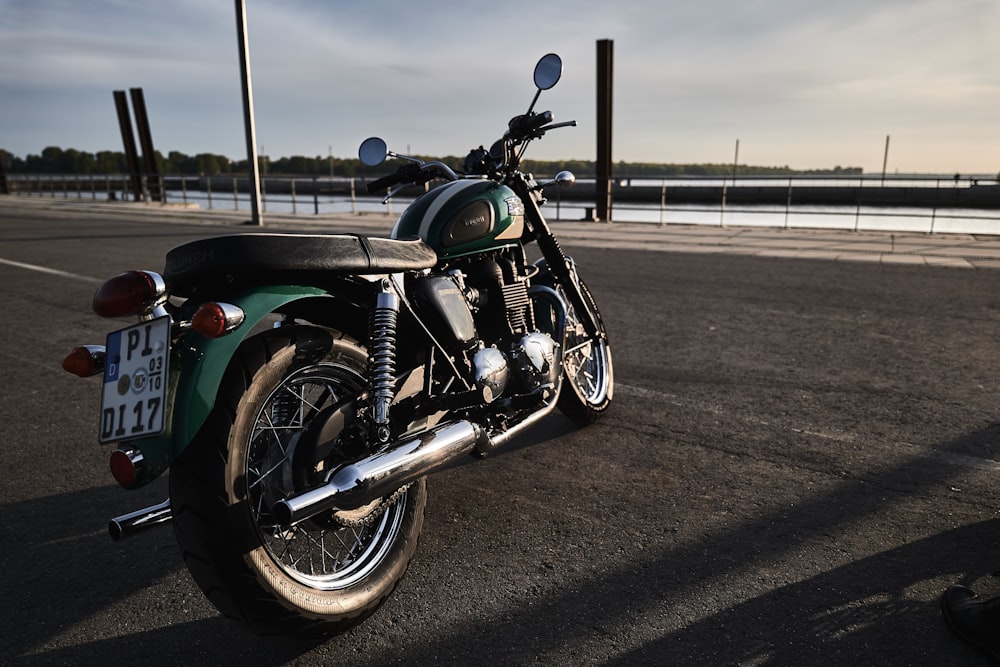 uma motocicleta estacionada na beira da estrada