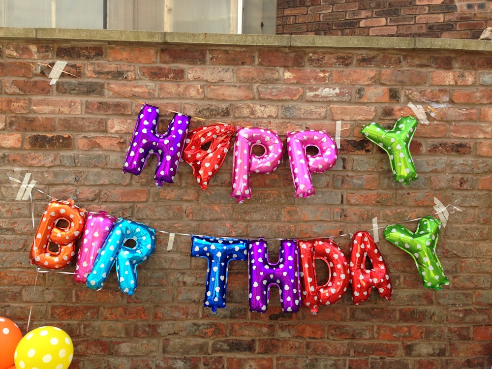 Decoración de pared púrpura feliz cumpleaños