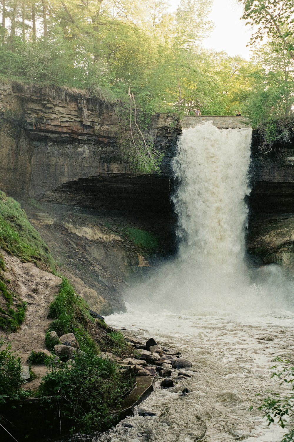 waterfalls on rocky shore during daytime