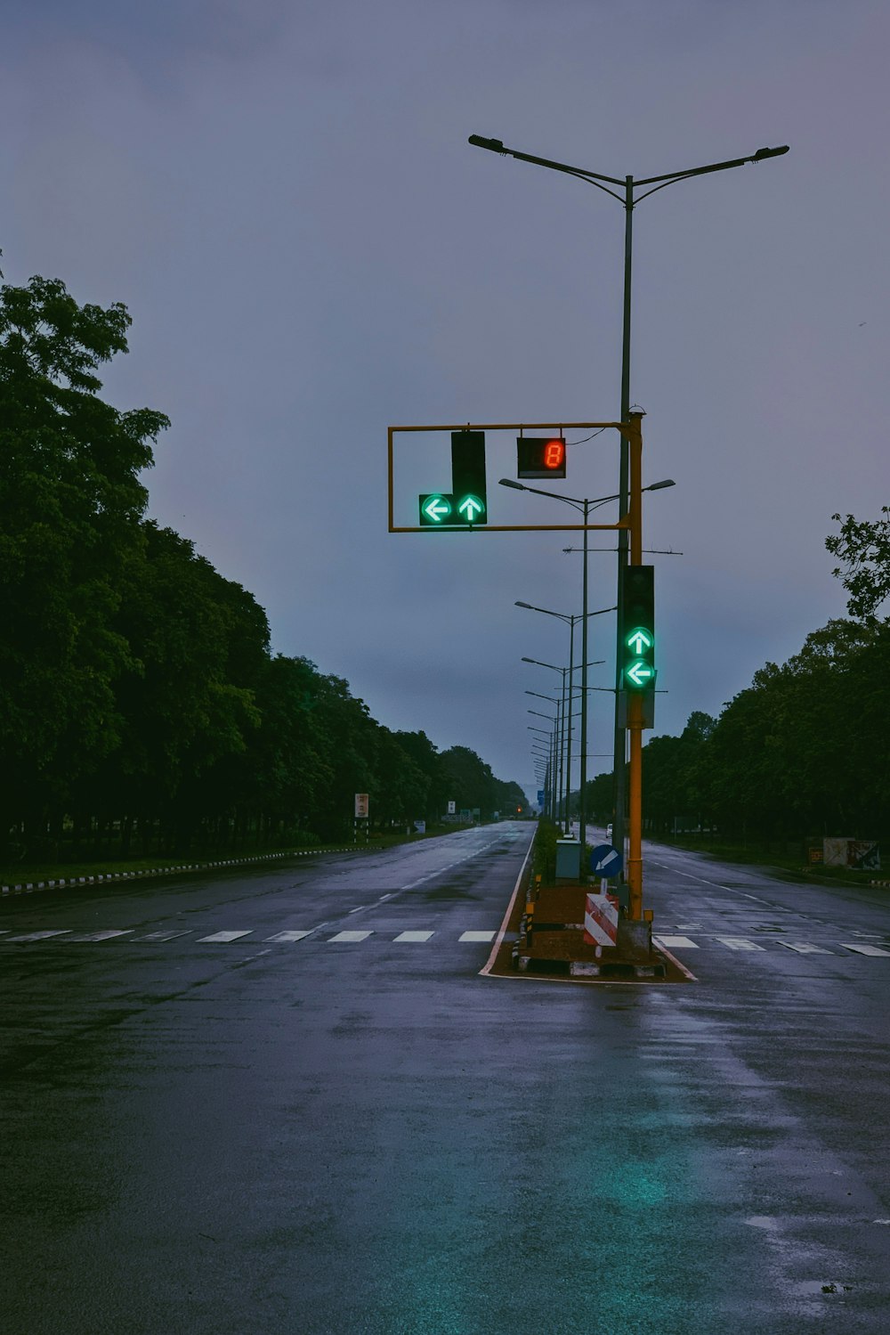 Semaforo verde su strada asfaltata grigia