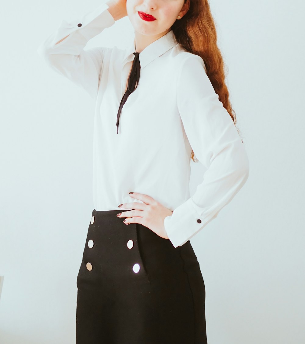 Foto Mujer con camisa de vestir blanca y falda negra – Imagen Gris gratis  en Unsplash