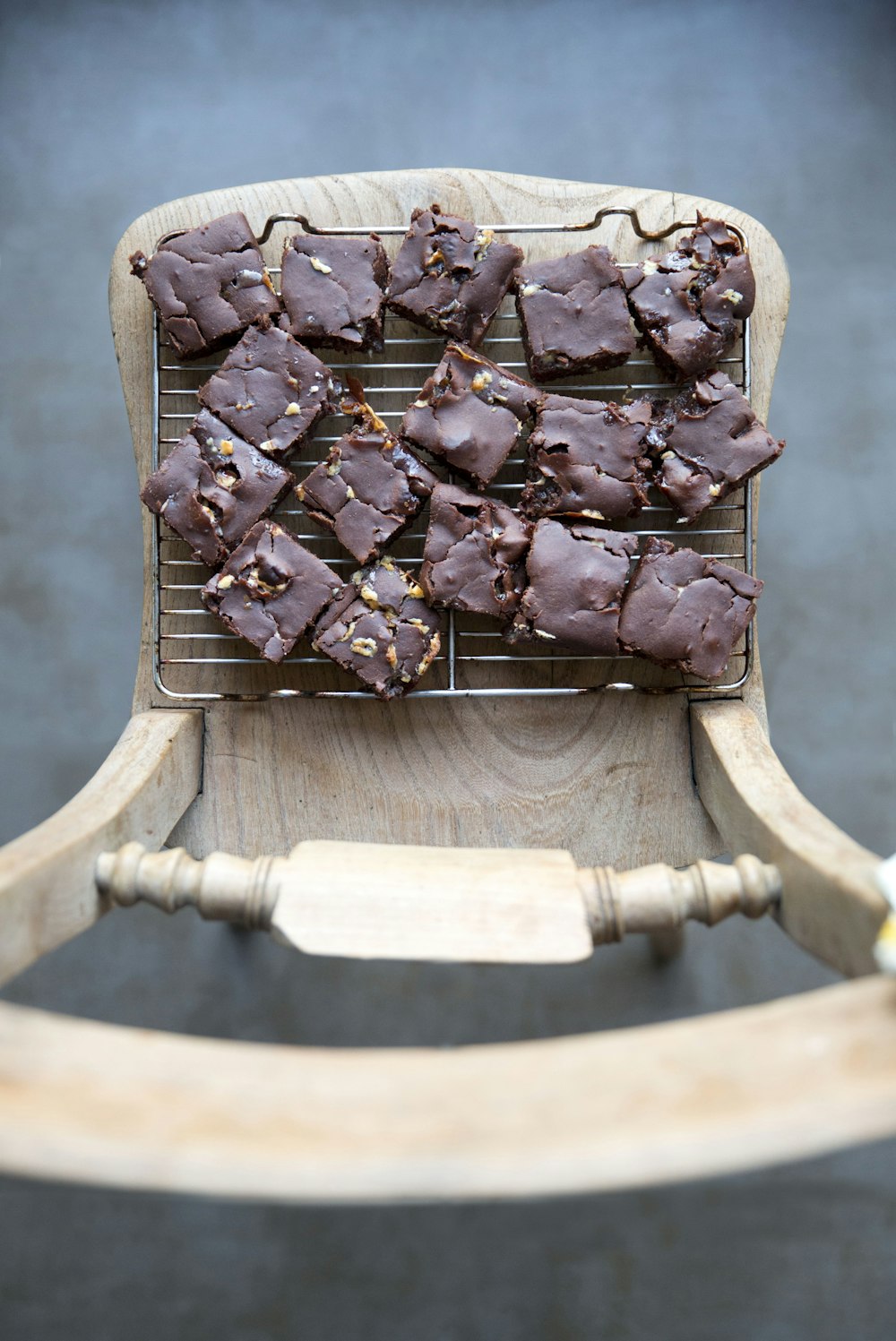 tavoletta di cioccolato marrone e bianco su tavolo di legno marrone