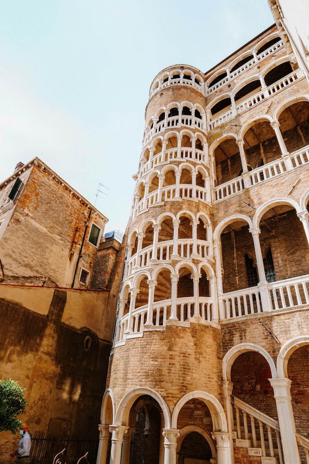 edificio in cemento marrone durante il giorno