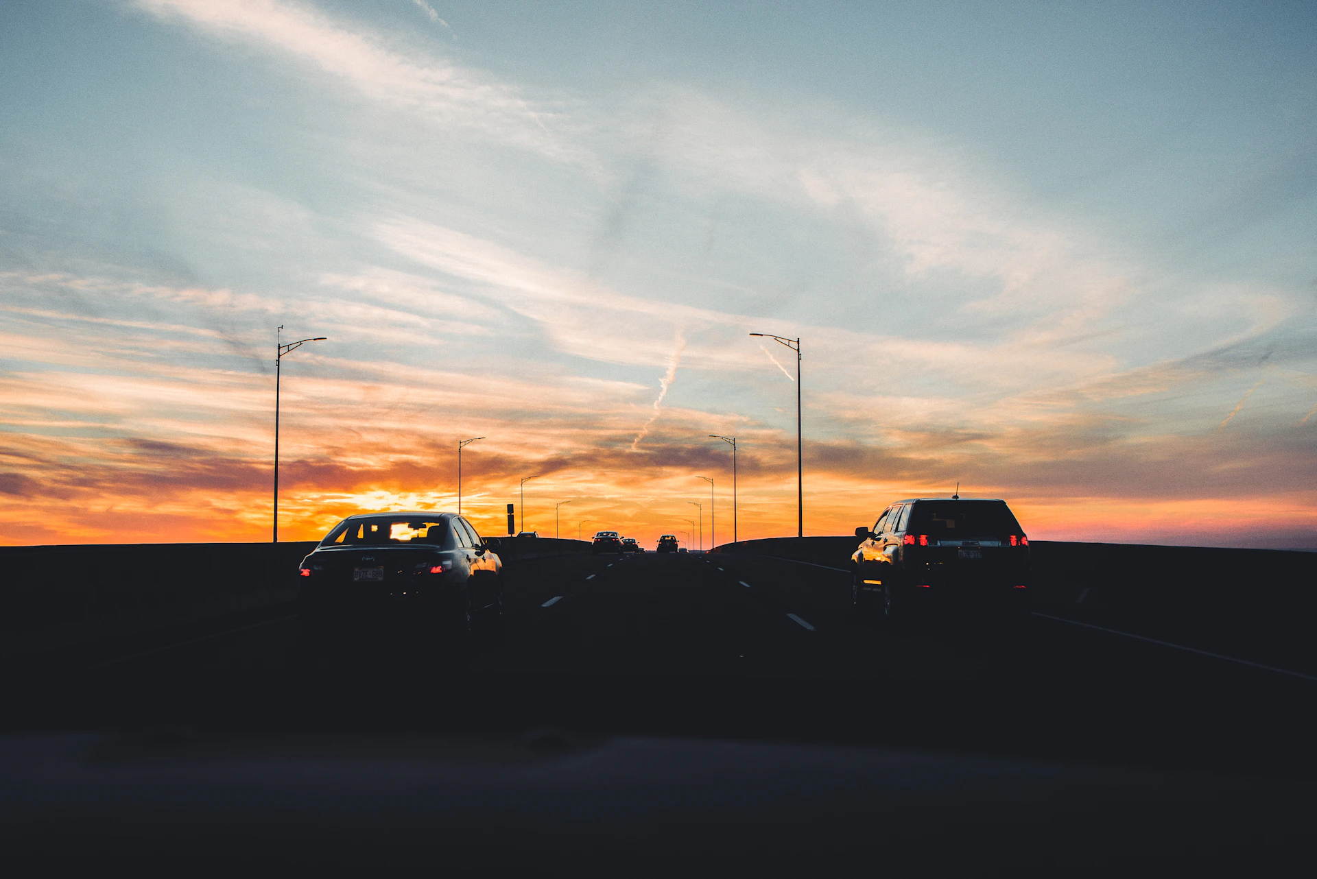 Straße in der Abenddämmerung
