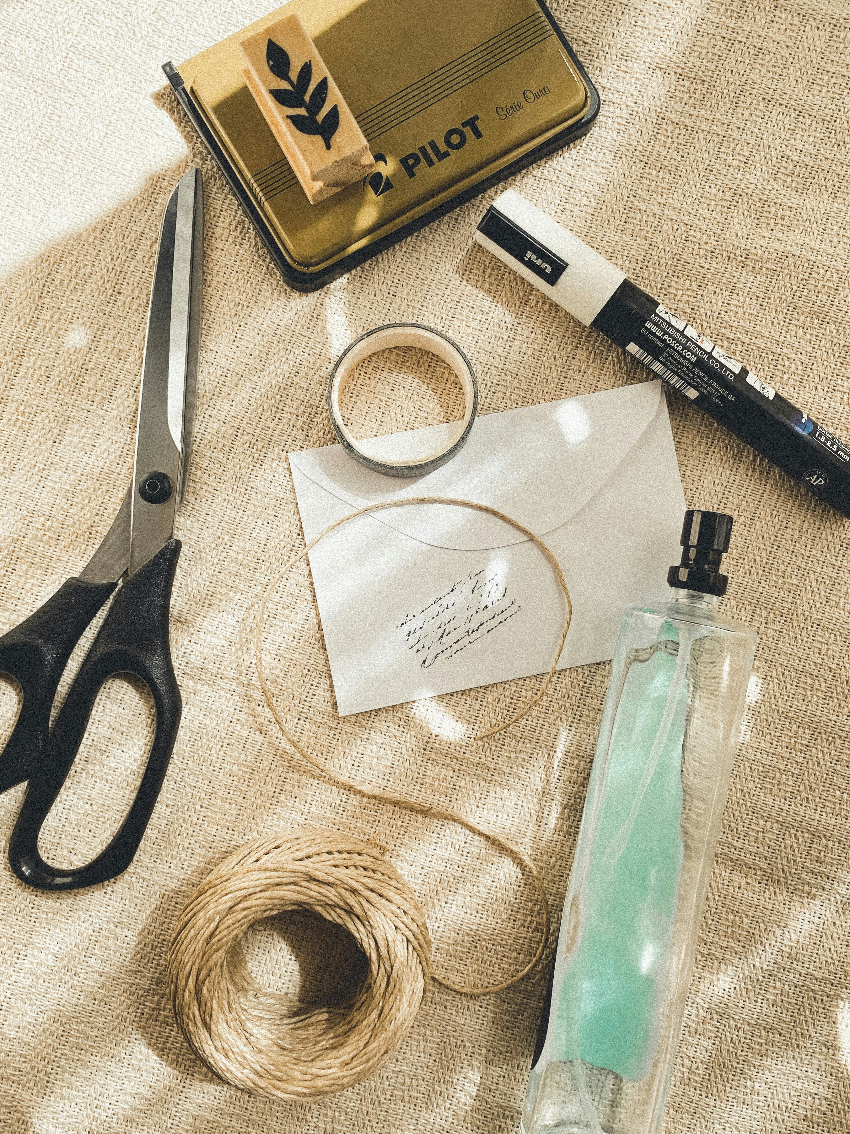 Application de produits de nettoyage doux sur un tableau ancien