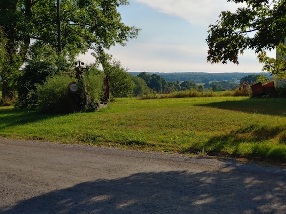 A peaceful rural plot with green grass and a clear blue sky in Alexânia-Go.