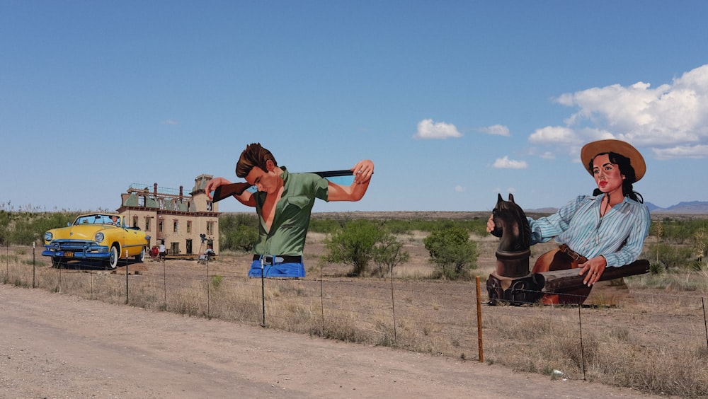 Mann in grünem T-Shirt und blauer Jeans reitet tagsüber auf einem schwarzen Pferd