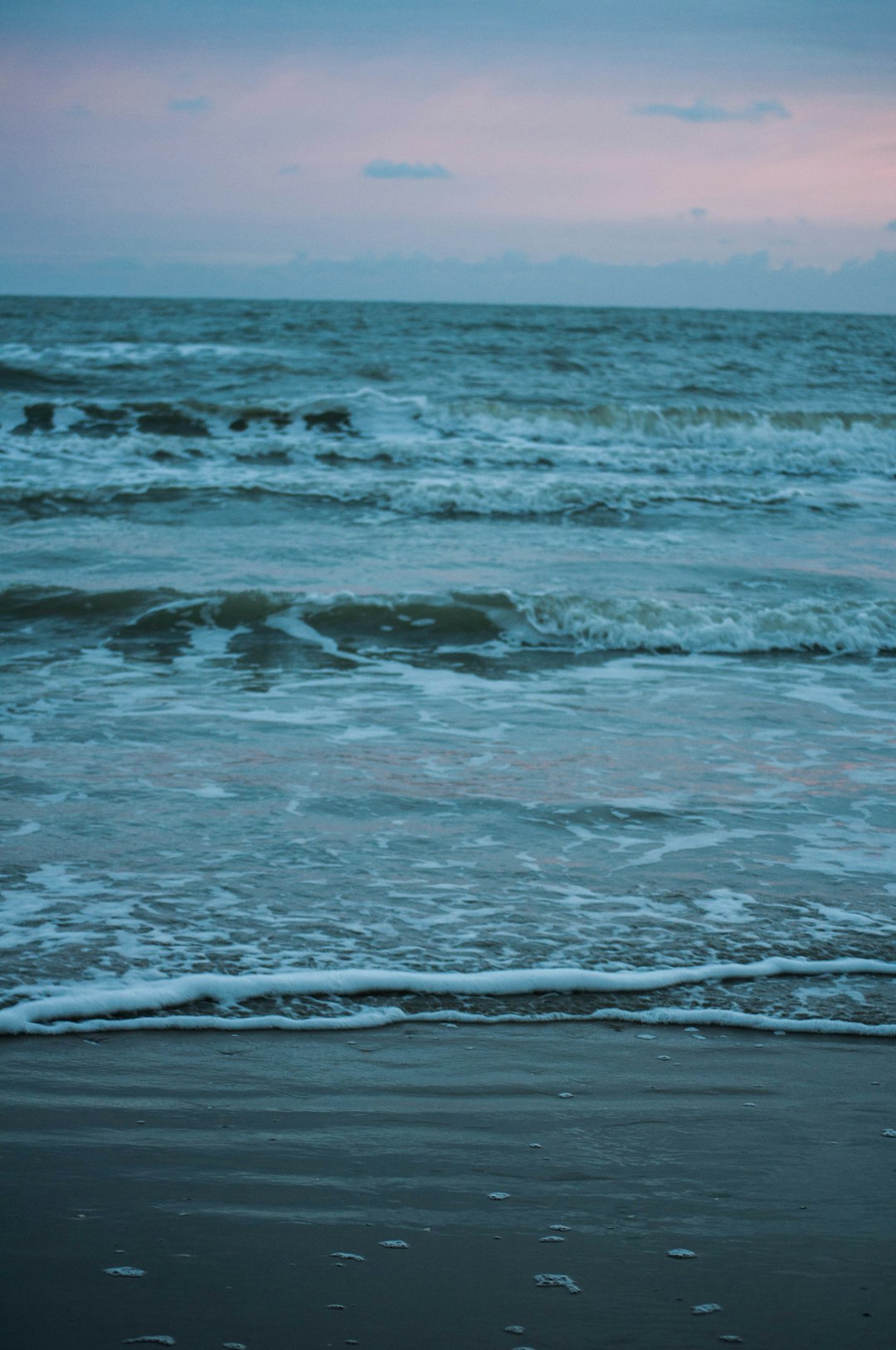 ocean waves crashing on shore during daytime