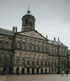 La Burgerzaal (Sala dei Cittadini) del Palazzo Reale con la statua di Atlante e i tre giganteschi ca