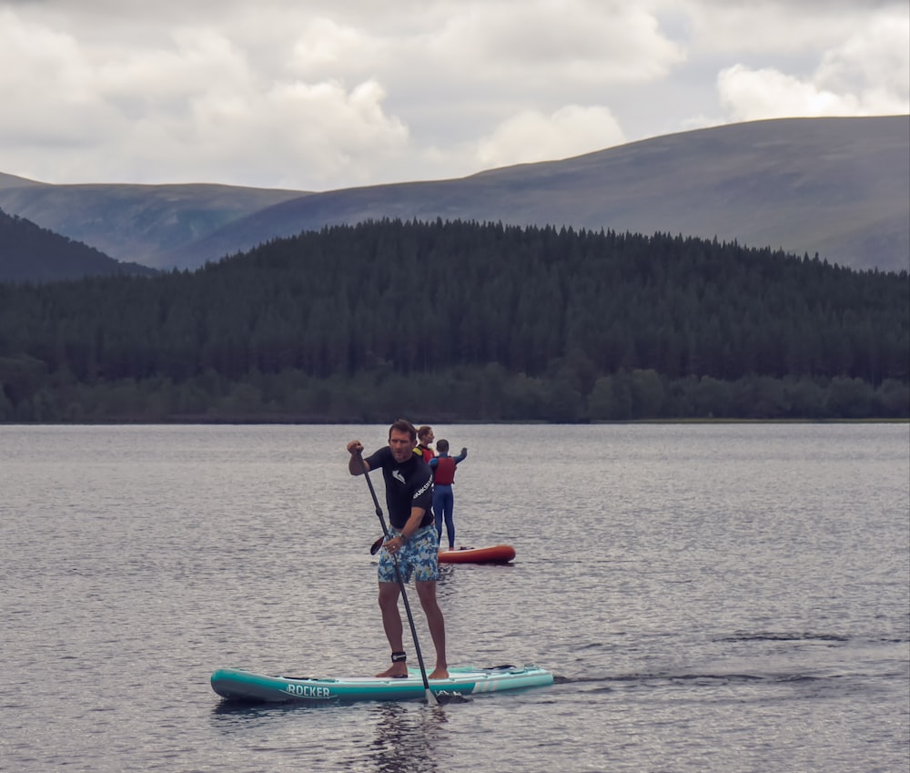 2 femmes montent sur un kayak bleu sur le lac pendant la journée