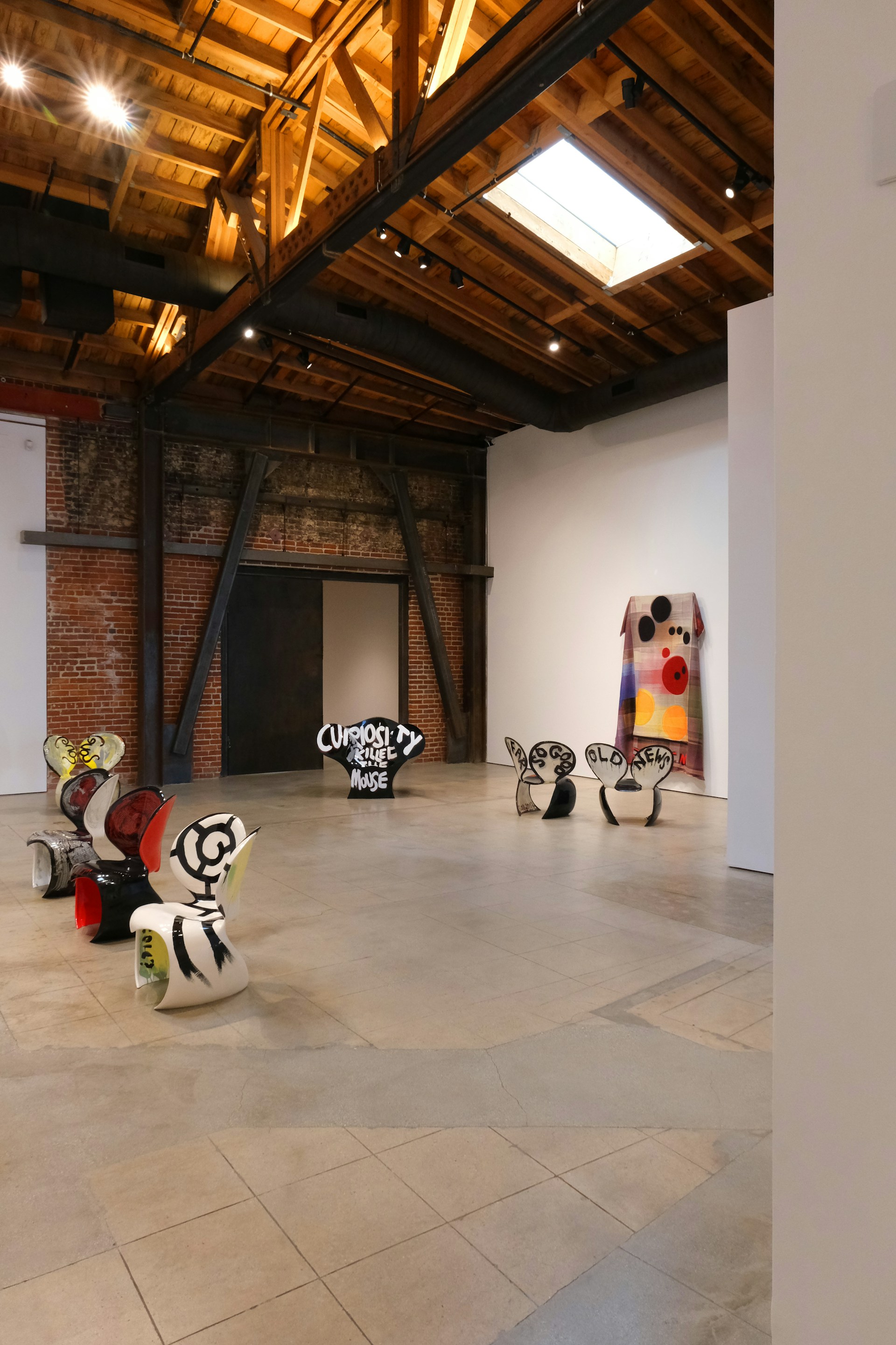 gray computer monitor