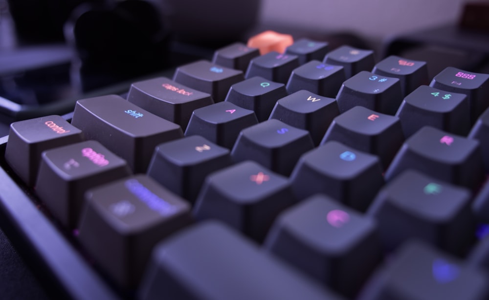 um close up de um teclado de computador em uma mesa