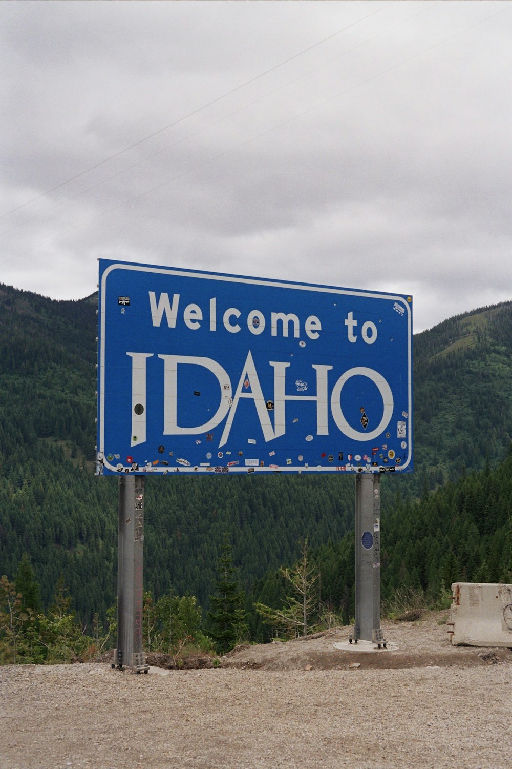 a blue sign that says welcome to idaho