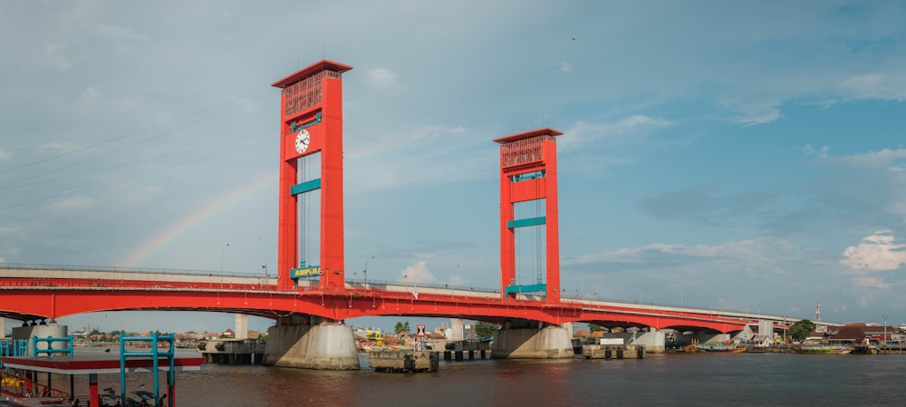 Rote Brücke über den Fluss unter blauem Himmel tagsüber