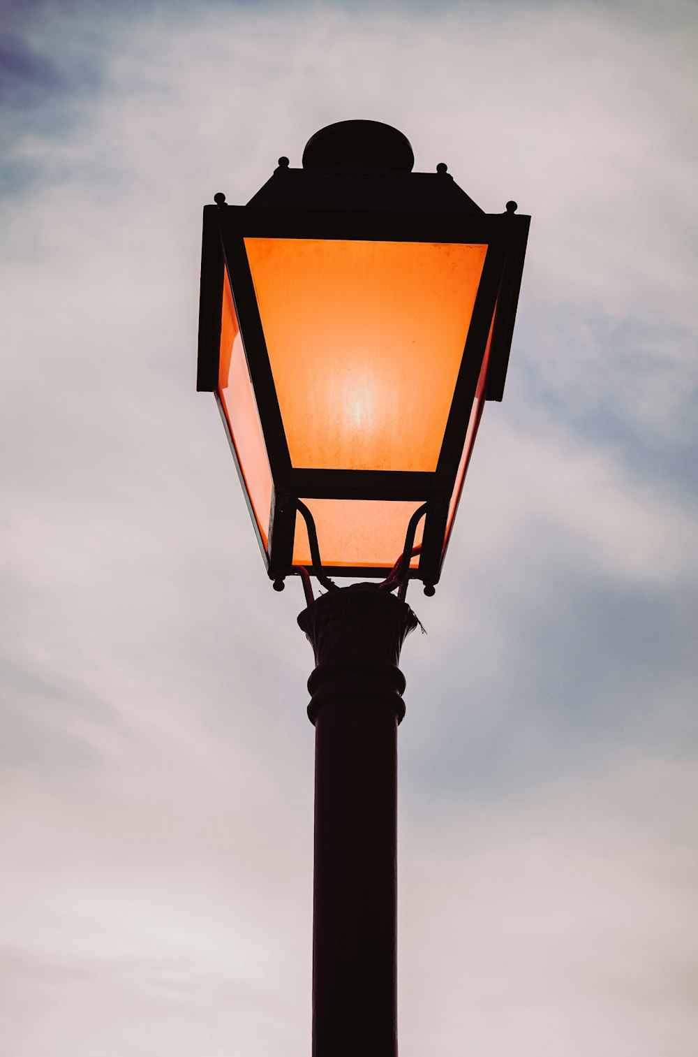 lampadaire noir allumé pendant la journée