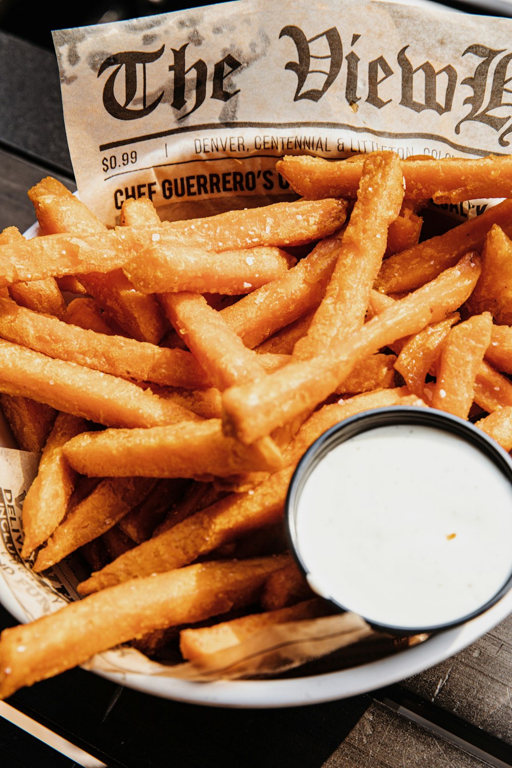 batatas fritas fritas em papel branco