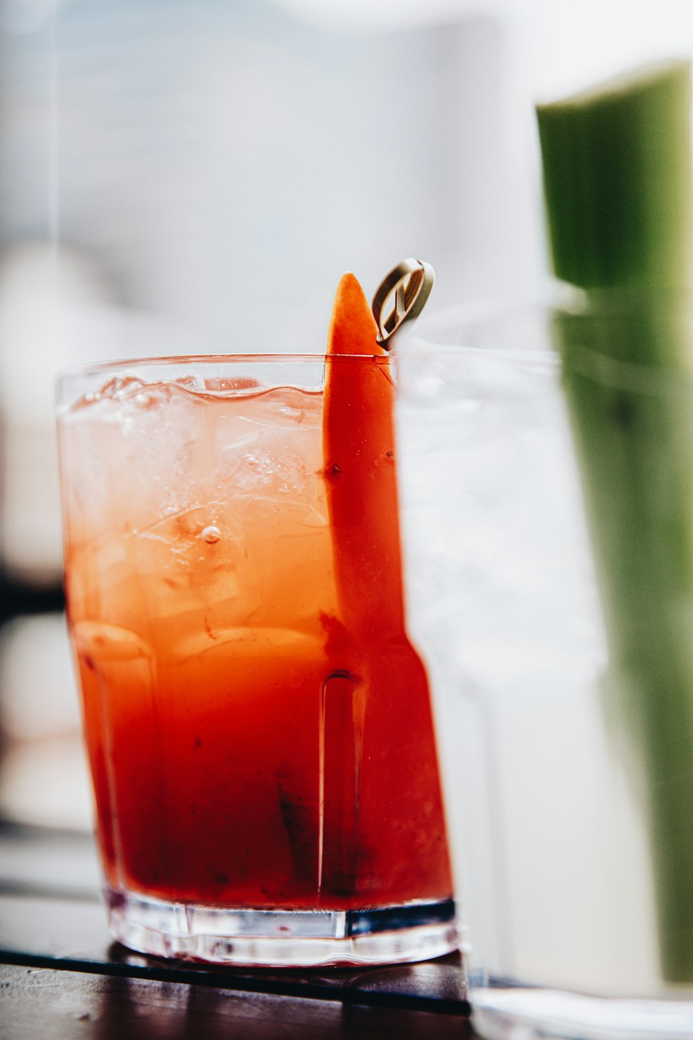 klares Trinkglas mit Orangensaft